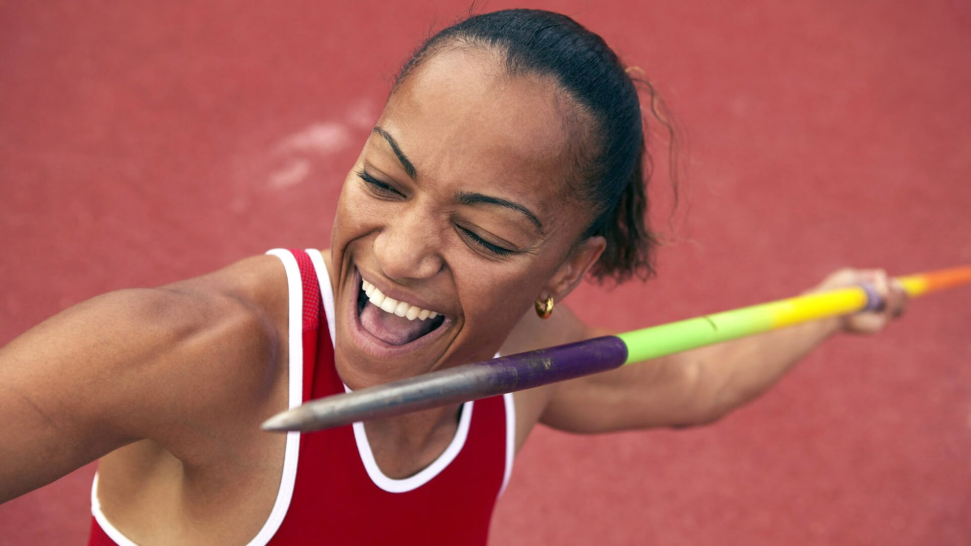 世界杯：球迷为当地小店手绘球队旗帜 增加招揽顾客的氛围感